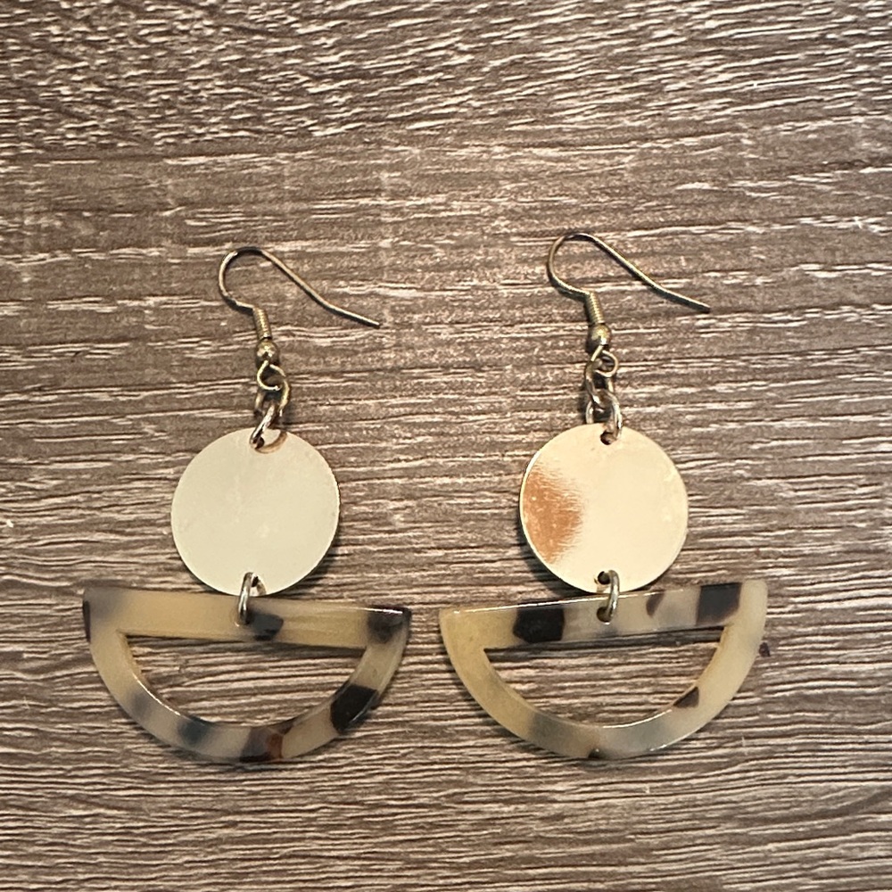 Elegant Gold and Brown Earrings